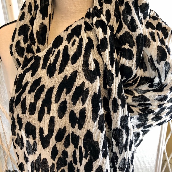 ANN TAYLOR Cheetah Animal Print Black White Scarf - Picture 2 of 8